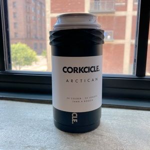 NWT black Corkcicle Artican kookier